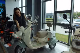 Với những mẫu thiết kế đẹp mắt, thân thiện, xe máy điện ngày càng được nhiều người ưa chuộng, góp “Xanh hóa làn đường”. (Ảnh: Khánh Ly/Vietnam+)