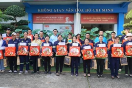 Những công nhân được nhận các phần quà Tết sớm từ Chương trình “Xây Tết”. (Ảnh: Khánh Ly/Vietnam+)