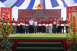 Hội Xuân 2026 Trường Cao đẳng Bách khoa Sài Gòn trao hàng trăm xuất vé miễn phí trên chuyến xe mùa xuân đưa sinh viên về quê ăn Tết. (Ảnh: PV/Vietnam+)