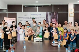 Các em nhỏ được khám sàng lọc và tặng quà tại chương trình Phẫu thuật Nụ Cười do Operation Smile Việt Nam tổ chức tại Bệnh viện Chuyên Khoa Răng Hàm Mặt Mỹ Thiện, thành phố Hồ Chí Minh. (Ảnh: Khánh Ly/Vietnam+)