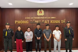 Các đối tượng bị bắt giữ tại Cơ quan Công an Thành phố Hồ Chí Minh. (Ảnh: CA Thành phố Hồ Chí Minh cung cấp)