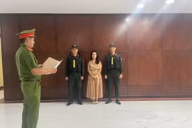 Bà Nguyễn Thị Hiền (giữa), ca sĩ tự do, chủ kênh YouTube "Phương Diễm Huyền" bị khởi tố vì đăng tải video nhạc Bolero, trữ tình không xin phép và không thanh toán tiền bản quyền. (Ảnh: CA Thành phố Hồ Chí Minh cung cấp)