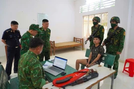 Đối tượng Nguyễn Hoàng Hưng bị bắt giữ vì đem theo súng khi xuất cảnh qua Cửa khẩu biên phòng tỉnh Tây Ninh. (Ảnh: PV/Vietnam+)