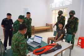 Đối tượng Nguyễn Hoàng Hưng bị bắt giữ vì đem theo súng khi xuất cảnh qua Cửa khẩu biên phòng tỉnh Tây Ninh. (Ảnh: PV/Vietnam+)