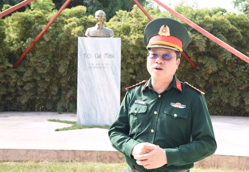 Phó Bí thư Đảng ủy Bùi Xuân Phong phát biểu nhấn mạnh vai trò của Đảng Cộng sản Việt Nam trong công cuộc xây dựng, bảo vệ và phát triển đất nước. (Ảnh: Việt Hùng/TTXVN)