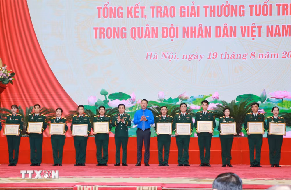 ttxvn-tong-ket-va-trao-giai-thuong-tuoi-tre-sang-tao-trong-quan-doi-lan-thu-26-8965996-1.jpg