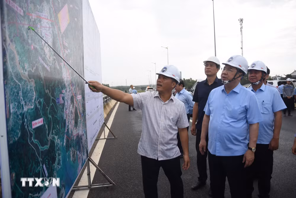 ttxvn_pho-thu-tuong-thuong-truc-lam-viec-voi-cac-don-vi-lien-quan-ve-tien-do-du-an-cang-hang-khong-quoc-te-long-thanh-9065616-2.jpg