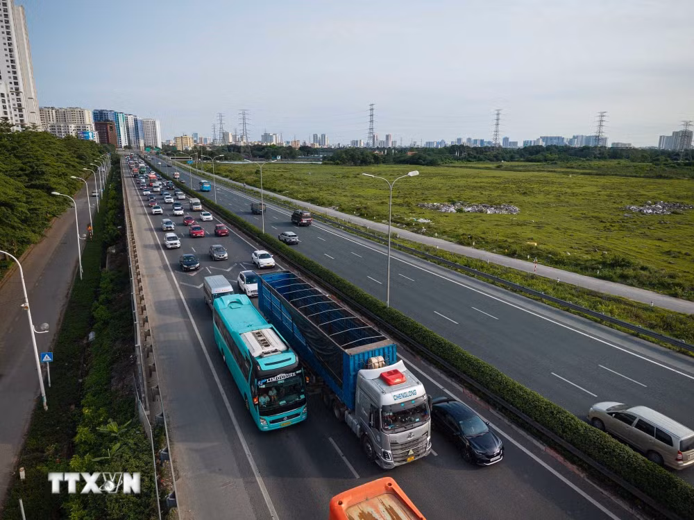 ttxvn-nguoi-dan-tap-nap-roi-ha-noi-trong-ngay-dau-ky-nghi-le-304-15-8734111-1.jpg