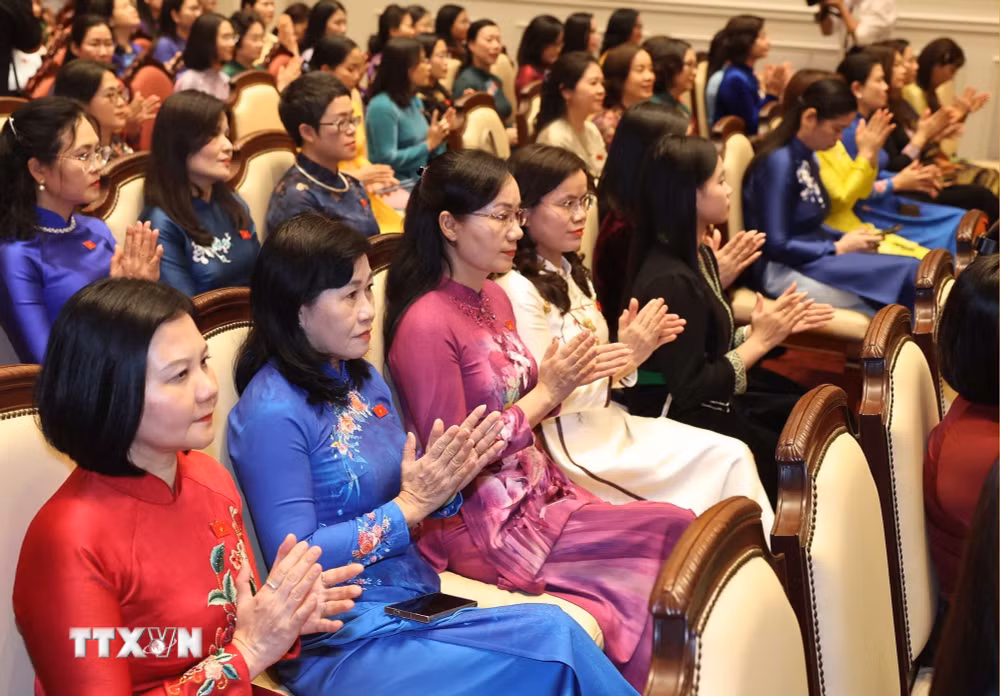 ttxvn_tong-bi-thu-chu-tich-nuoc-to-lam-gap-mat-cac-nu-dai-bieu-quoc-hoi-khoa-xvi-9120412-7.jpg