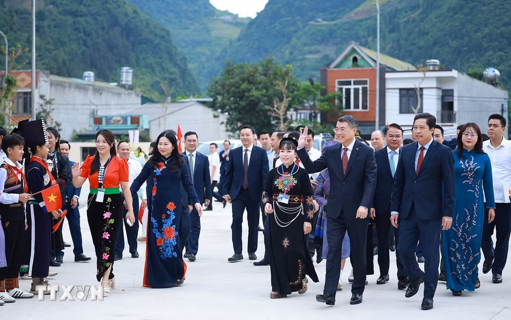 ttxvn-thu-tuong-du-le-khai-giang-nam-hoc-moi-tai-truong-pho-thong-noi-tru-lien-cap-muong-khuong-9003745-1.jpg