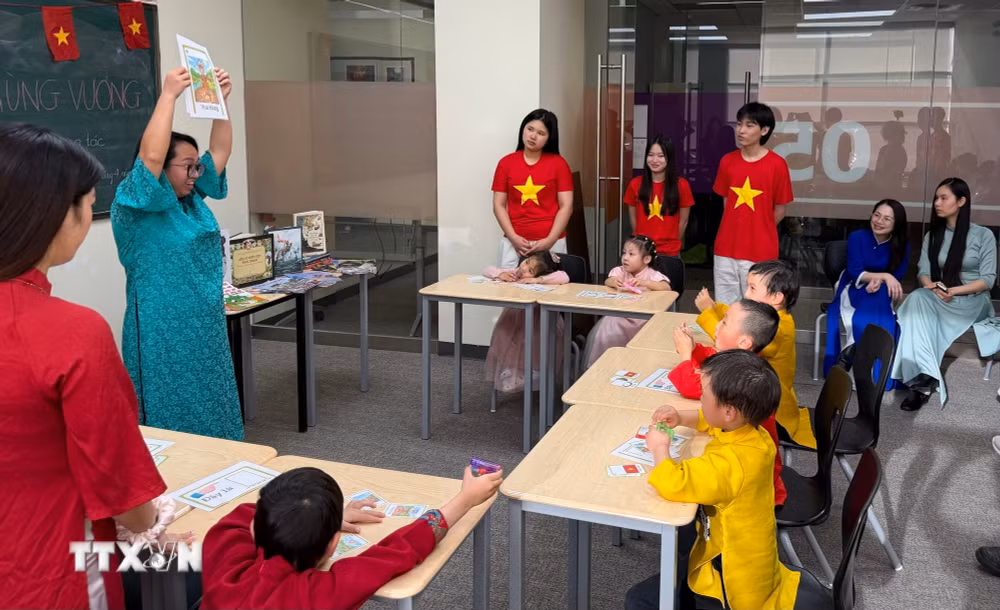 ttxvn-boi-dap-coi-nguon-cho-the-he-tre-nguoi-viet-tai-canada-8711834-1.jpg