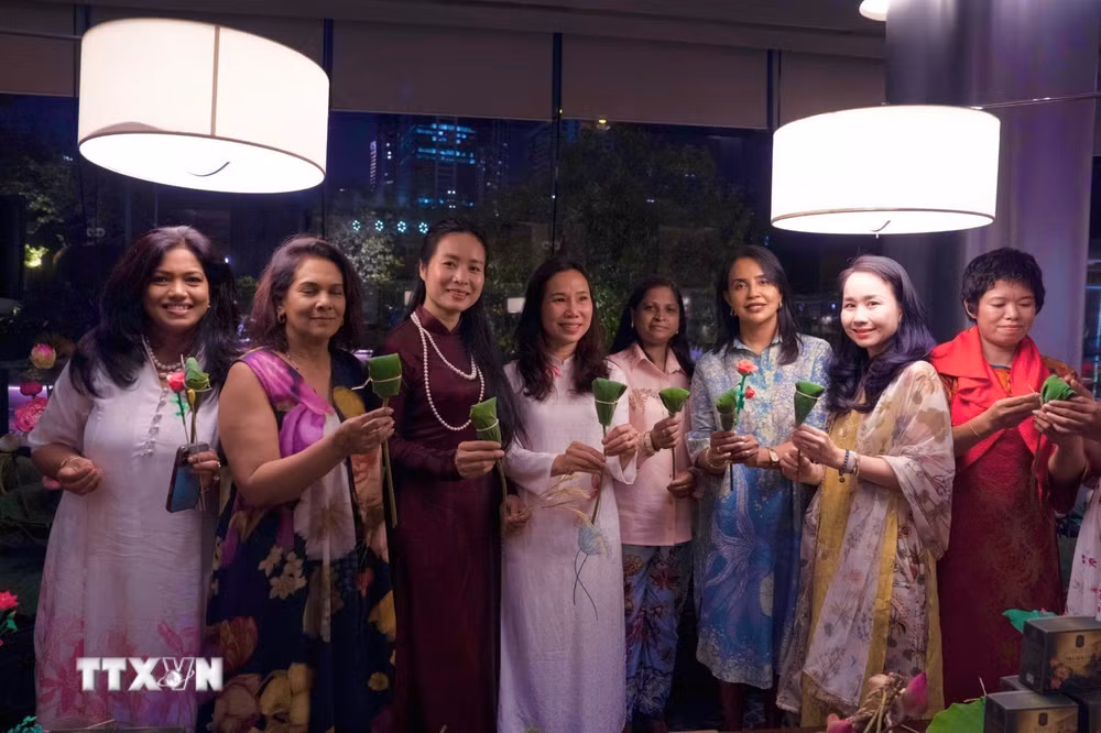 ttxvn-tra-sen-dua-van-hoa-viet-nam-den-gan-hon-voi-sri-lanka-8990187-2.jpg