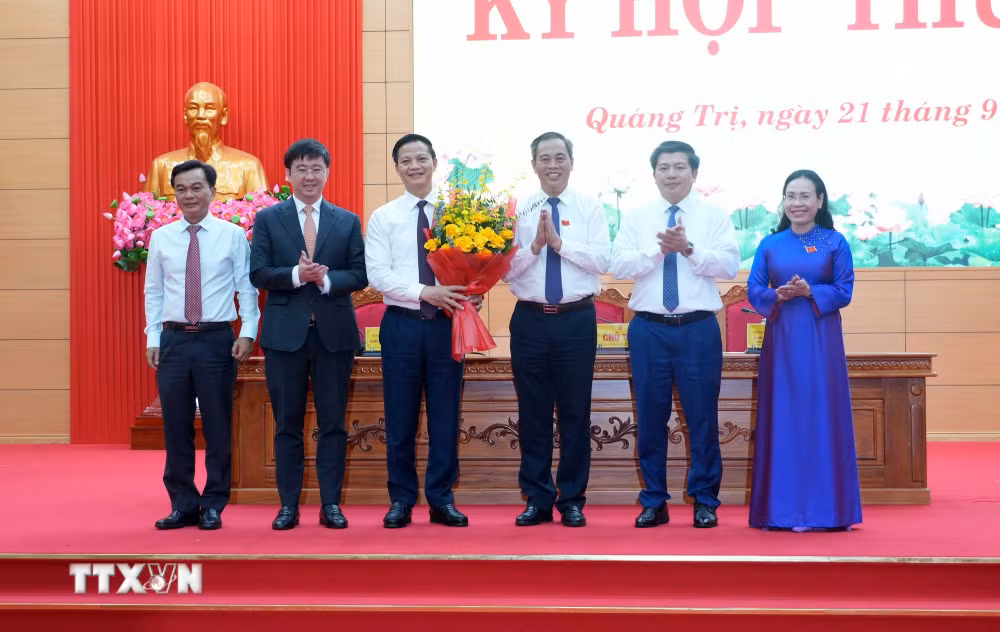 ttxvn-dong-chi-bui-hoang-phuong-duoc-bau-giu-chuc-chu-tich-ubnd-tinh-quang-tri-9039293-2.jpg
