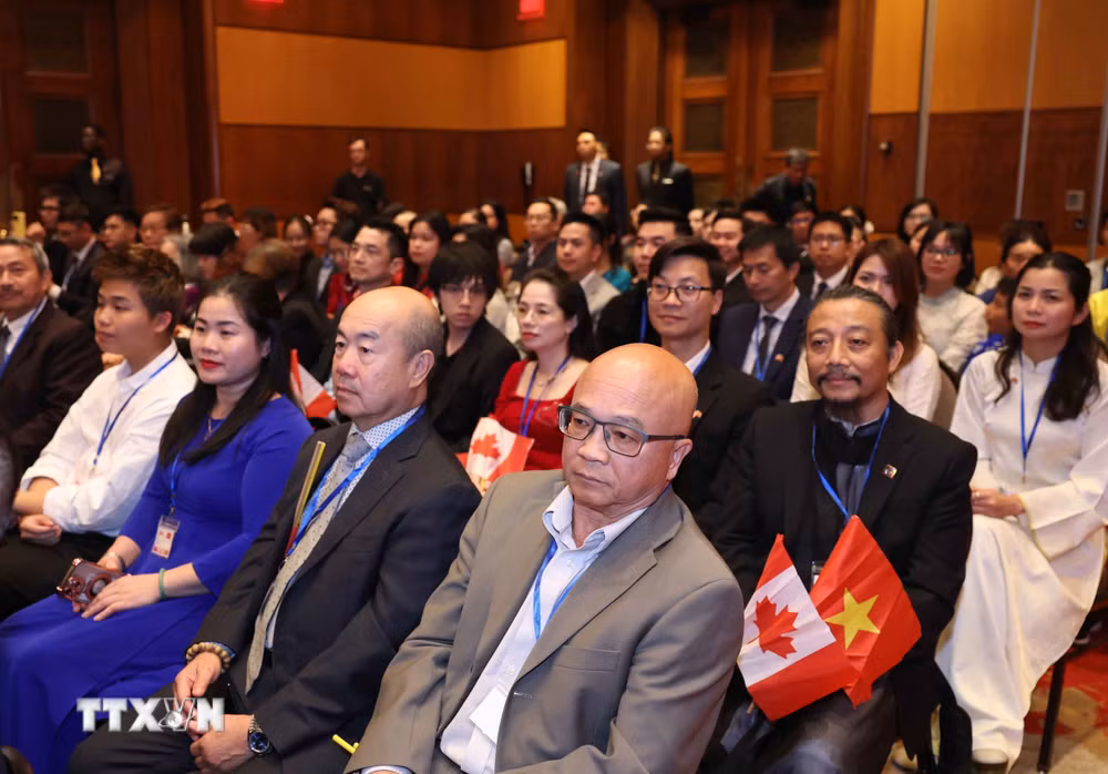 ttxvn_tong-bi-thu-chu-tich-nuoc-gap-can-bo-nhan-vien-dai-su-quan-va-dai-dien-cong-dong-nguoi-viet-nam-tai-canada-9050335-8.jpg