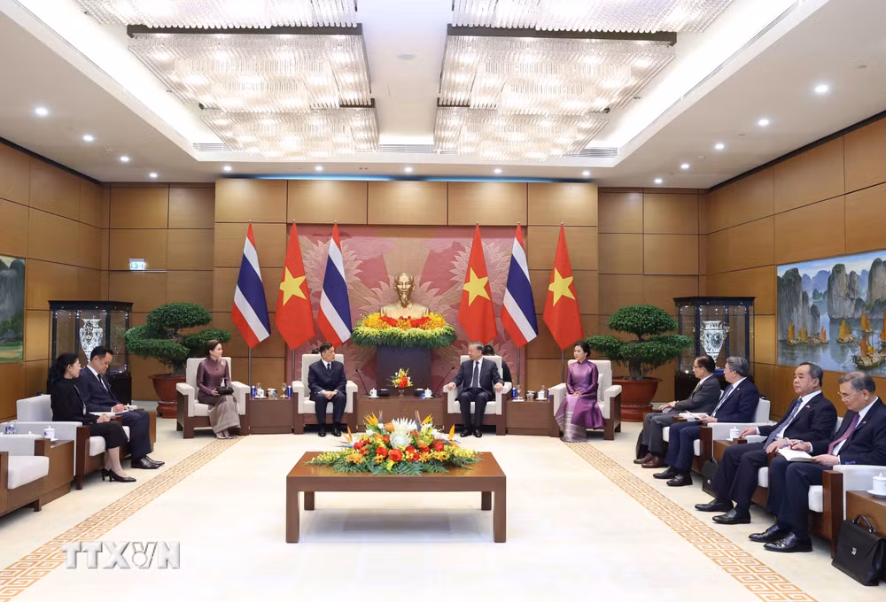 ttxvn-le-don-chinh-thuc-nha-vua-va-hoang-hau-thai-lan-tham-cap-nha-nuoc-toi-viet-nam-9025447-6.jpg