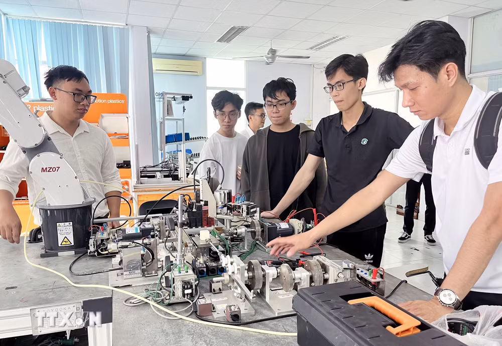 ttxvn-thanh-pho-ho-chi-minh-no-luc-hoan-thien-he-sinh-thai-nghien-cuu-dao-tao-vi-mach-ban-dan-7296610.jpg