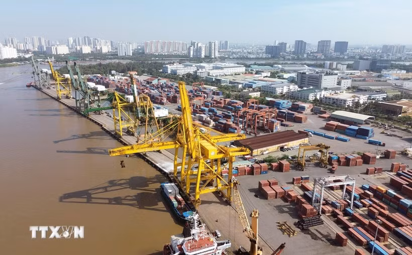 Hoạt động bốc xếp container tại Cảng Tân Thuận-Công ty Cổ phần Cảng Sài Gòn. (Ảnh: Quốc Khánh/TTXVN)