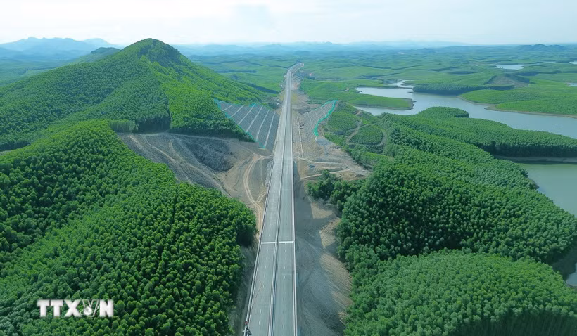 Cao tốc Vạn Ninh-Cam Lộ xuyên qua cánh rừng. (Ảnh: Quốc Khánh/TTXVN)