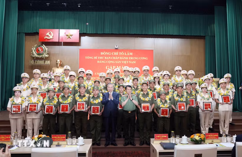 Tổng Bí thư Tô Lâm với các điển hình tiên tiến trong Công an nhân dân và lực lượng bảo vệ an ninh trật tự. (Ảnh: Thống Nhất/TTXVN)