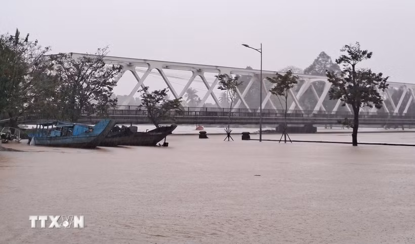 Dự báo chiều 27/10, lũ trên các sông ở thành phố Huế tiếp tục lên nhanh, tại trạm Phú Ốc có khả năng lên trên mức lịch sử 0,05-0,1m. (Nguồn: TTXVN)
