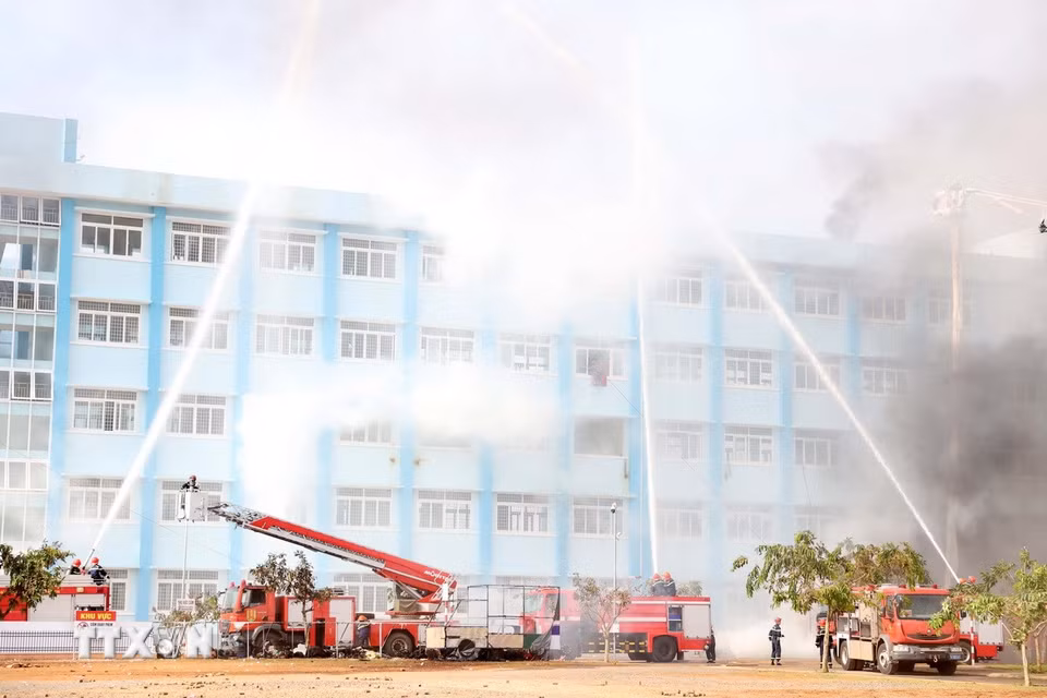 Xử lý tình huống chữa cháy, cứu nạn, cứu hộ tại buổi diễn tập. (Ảnh: Hoài Thu/TTXVN)
