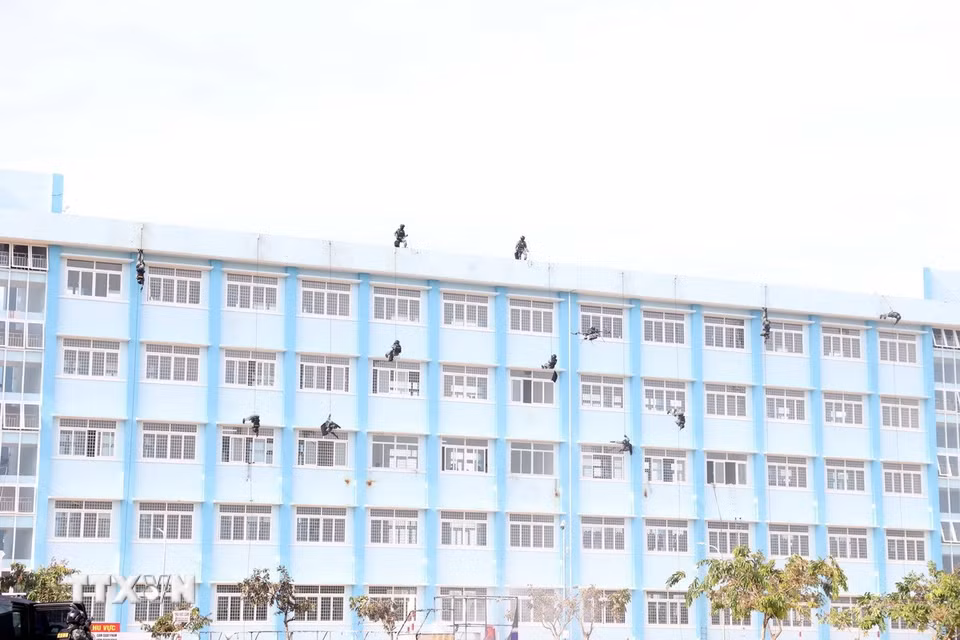 Diễn tập thực binh xử lý tình huống “đánh bắt khủng bố, giải cứu con tin trên nhà cao tầng tại tỉnh Đắk Lắk” cấp Bộ Công an. (Ảnh: Hoài Thu/TTXVN)