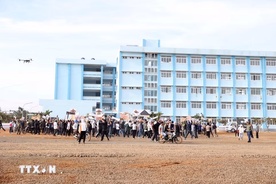 Tình huống giả định tập trung đông người khiếu kiện tại Ủy ban Nhân dân tỉnh, gây rối an ninh trật tự, bạo loạn. (Ảnh: Hoài Thu/TTXVN)