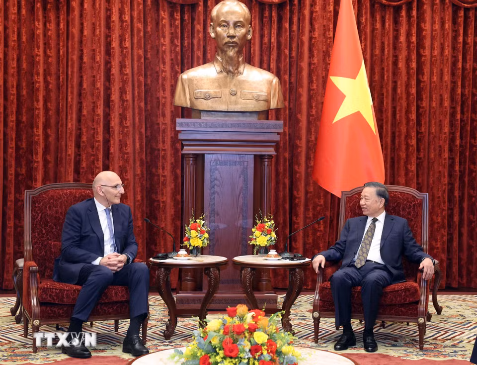 Tổng Bí thư, Chủ tịch nước Tô Lâm tiếp Đặc phái viên Tổng thống Azerbaijan Elchin Amirbayov. (Ảnh: Thống Nhất/TTXVN)
