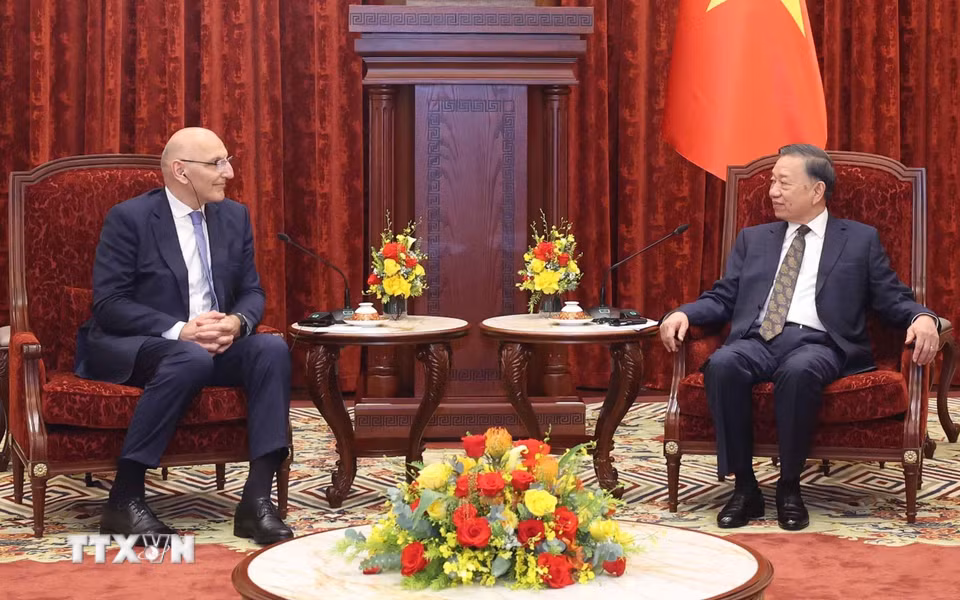 Tổng Bí thư, Chủ tịch nước Tô Lâm tiếp Đặc phái viên Tổng thống Azerbaijan Elchin Amirbayov. (Ảnh: Thống Nhất/TTXVN)