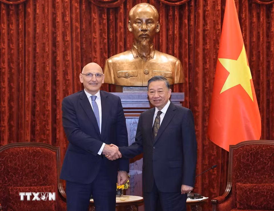 Tổng Bí thư, Chủ tịch nước Tô Lâm tiếp Đặc phái viên Tổng thống Azerbaijan Elchin Amirbayov. (Ảnh: Thống Nhất/TTXVN)