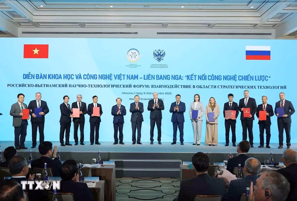 Tổng Bí thư, Chủ tịch nước Tô Lâm và Phó Thủ tướng Nga Dmitry Chernyshenko chứng kiến trao thỏa thuận hợp tác giữa hai nước. (Ảnh: Thống Nhất/TTXVN)