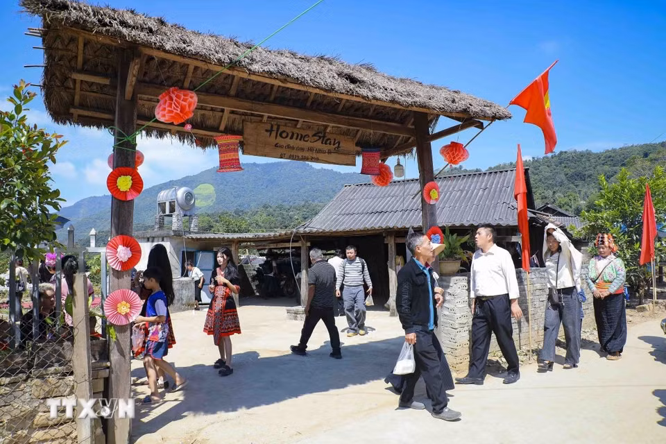 Du khách khám phá, trải nghiệm mô hình Homestay của đồng bào dân tộc Mông ở bản Tù Lu-Tìa Ló. (Ảnh: Xuân Tư/TTXVN)