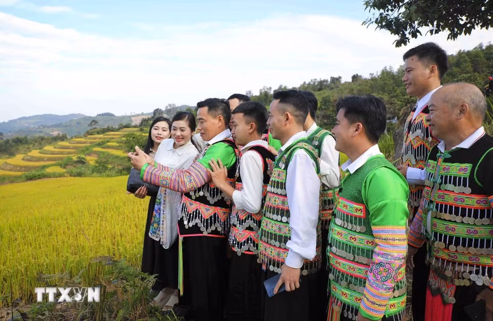 Đồng bào dân tộc Mông từ các tỉnh đến tham dự Ngày hội Văn hóa dân tộc Mông lần thứ IV, chụp ảnh ghi lại khoảnh khắc trải nghiệm ruộng bậc thang Pu Nhi. (Ảnh: Xuân Tư/TTXVN)