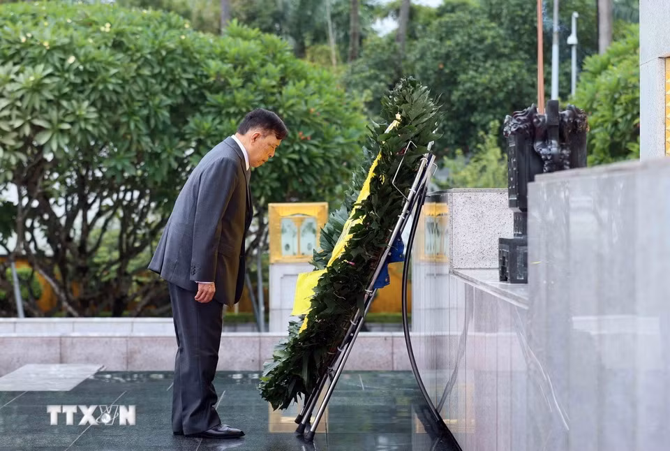Nhà vua Thái Lan Maha Vajiralongkorn Phra Vajiraklaochaoyuhua đặt vòng hoa tưởng niệm các Anh hùng liệt sỹ. (Ảnh: An Đăng/TTXVN)