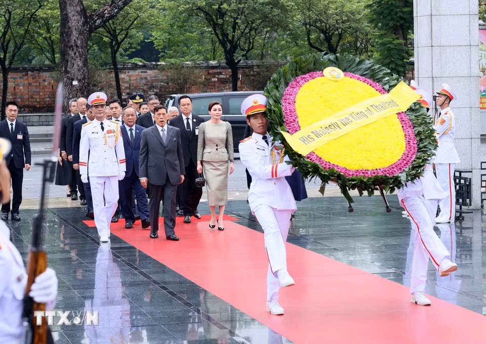 Nhà vua Thái Lan Maha Vajiralongkorn Phra Vajiraklaochaoyuhua và Hoàng hậu Suthida Bajrasudhabimalalakshana đến đặt vòng hoa tại Đài tưởng niệm các Anh hùng liệt sỹ trên đường Bắc Sơn (Hà Nội). (Ảnh: An Đăng/TTXVN) ​