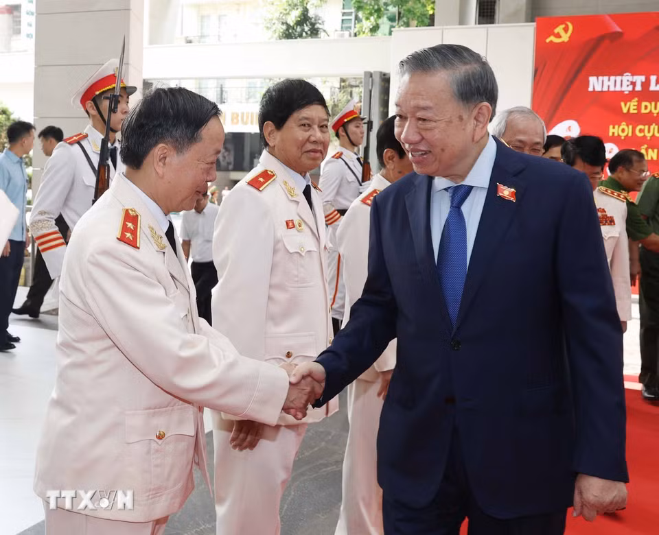 Tổng Bí thư, Chủ tịch nước Tô Lâm và các đại biểu tham dự Đại hội đại biểu toàn quốc Hội Cựu Công an nhân dân Việt Nam lần thứ II. (Ảnh: Thống Nhất/TTXVN)