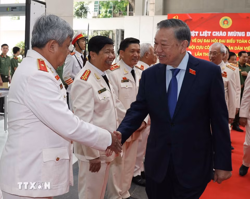 Tổng Bí thư, Chủ tịch nước Tô Lâm và các đại biểu tham dự Đại hội đại biểu toàn quốc Hội Cựu Công an nhân dân Việt Nam lần thứ II. (Ảnh: Thống Nhất/TTXVN)