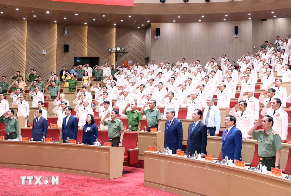 Tổng Bí thư, Chủ tịch nước Tô Lâm và các đại biểu thực hiện nghi lễ chào cờ. (Ảnh: Thống Nhất/TTXVN)