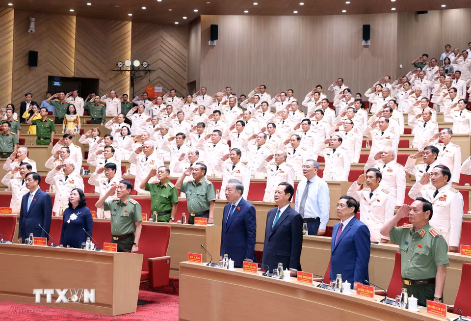 Tổng Bí thư, Chủ tịch nước Tô Lâm và các đại biểu thực hiện nghi lễ chào cờ. (Ảnh: Thống Nhất/TTXVN)