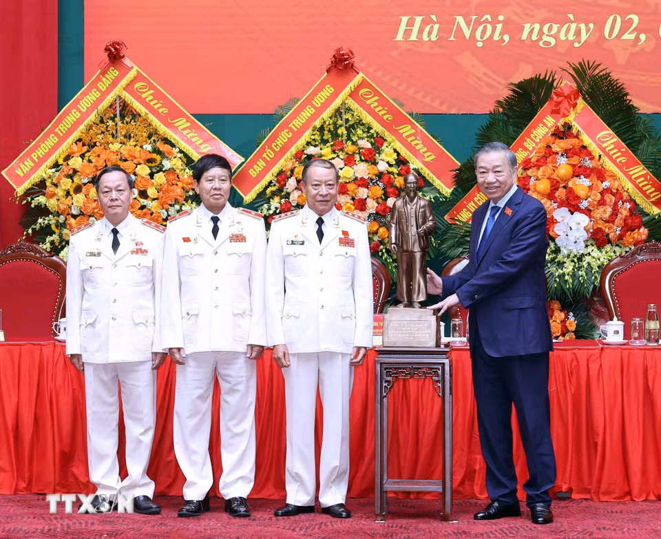 Tổng Bí thư, Chủ tịch nước Tô Lâm tặng bức tượng Chủ tịch Hồ Chí Minh cho Hội Cựu Công an nhân dân Việt Nam. (Ảnh: Thống Nhất/TTXVN)