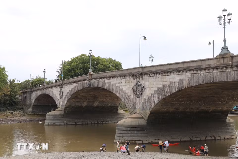 Mực nước sông Thames của Anh hiện ở mức rất thấp trong nhiều năm. Nước sông xuống thấp làm trơ các trụ của cây cầu Kew bắc qua sông Thames đoạn ở London. (Ảnh: Hữu Tiến/TTXVN)