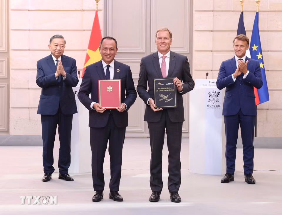 Tổng Bí thư, Chủ tịch nước Tô Lâm và Tổng thống Pháp Emmanuel Macron chứng kiến trao văn kiện và thỏa thuận hợp tác giữa hai nước. (Ảnh: Thống Nhất/TTXVN)