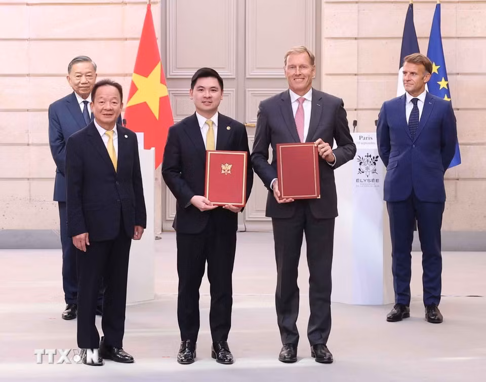 Tổng Bí thư, Chủ tịch nước Tô Lâm và Tổng thống Pháp Emmanuel Macron chứng kiến trao văn kiện và thỏa thuận hợp tác giữa hai nước. (Ảnh: Thống Nhất/TTXVN)