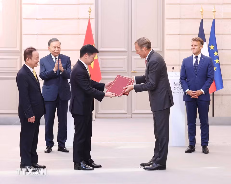 Tổng Bí thư, Chủ tịch nước Tô Lâm và Tổng thống Pháp Emmanuel Macron chứng kiến trao văn kiện và thỏa thuận hợp tác giữa hai nước. (Ảnh: Thống Nhất/TTXVN)