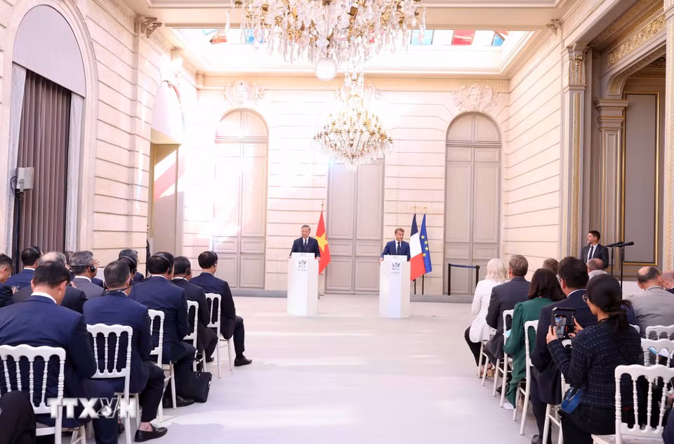 Tổng Bí thư, Chủ tịch nước Tô Lâm và Tổng thống Pháp Emmanuel Macron gặp gỡ báo chí. (Ảnh: Thống Nhất/TTXVN)