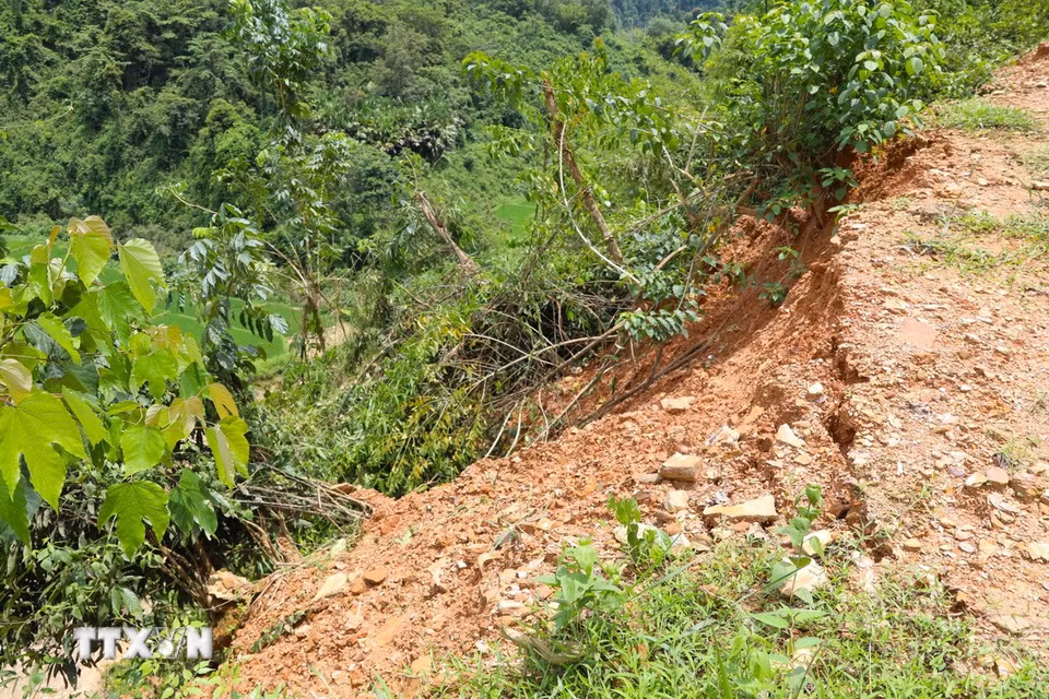 Điểm sạt lở vách taluy âm gần cụm dân cư bản Xốp Kho (xã Nga My, tỉnh Nghệ An) xảy ra vào sáng 24/8. (Ảnh: Xuân Tiến/TTXVN)