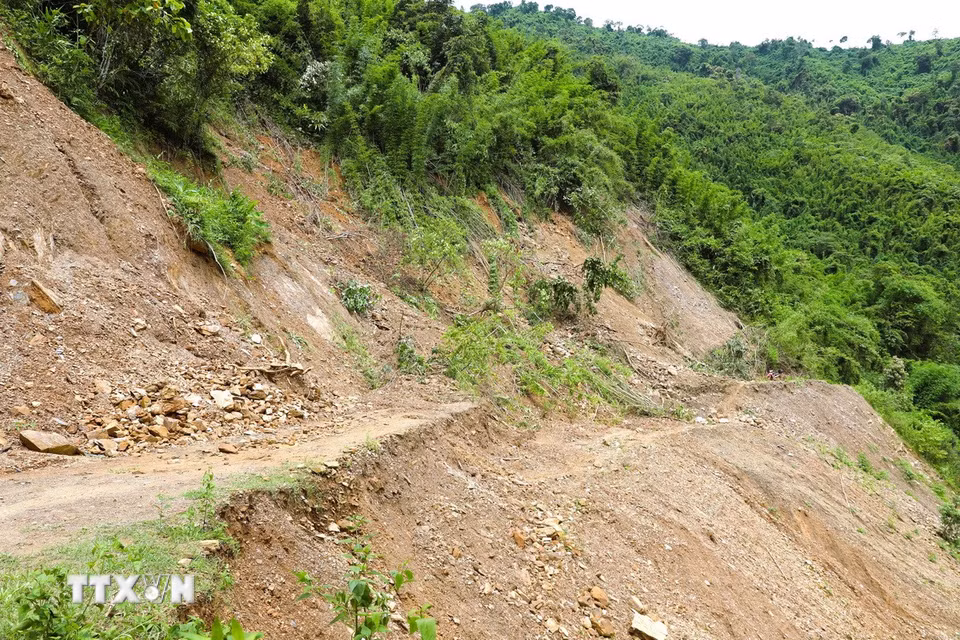 Điểm sạt lở, sụt trượt “kép” tại dốc Co Ngóa trên tuyến đường Xốp Kho-Na Ngân. Tại đây, vách taluy âm, taluy dương đều xảy ra sạt lở, sụt trượt đất đá, cây rừng. Đặc biệt, đoạn đường dài gần 40m đã bị đứt gãy, sụt lún xuống độ sâu gần 2m, chia cắt tuyến đường. (Ảnh: Xuân Tiến/TTXVN)