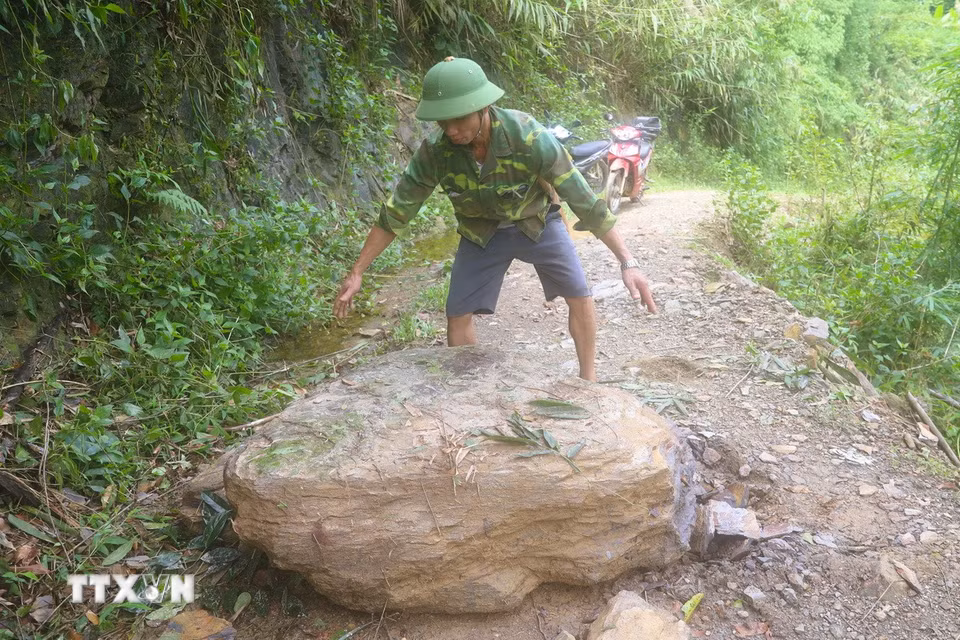 Một tảng đá lớn lăn từ trên núi xuống nằm án ngữ trên mặt đường tại đoạn tuyến dốc Co Pọng-dốc Hin Nam trên tuyến đường Xốp Kho-Na Ngân (xã Nga My, tỉnh Nghệ An). (Ảnh: Xuân Tiến/TTXVN)