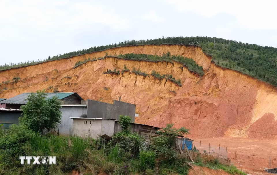 Sau những trận mưa kéo dài, một mảng đồi đất đã bị sụt lún, đe dọa nhiều căn nhà tại khu dân cư K’Nớ 5 (xã Đam Rông 4, Lâm Đồng). (Ảnh: Nguyễn Dũng/TTXVN)