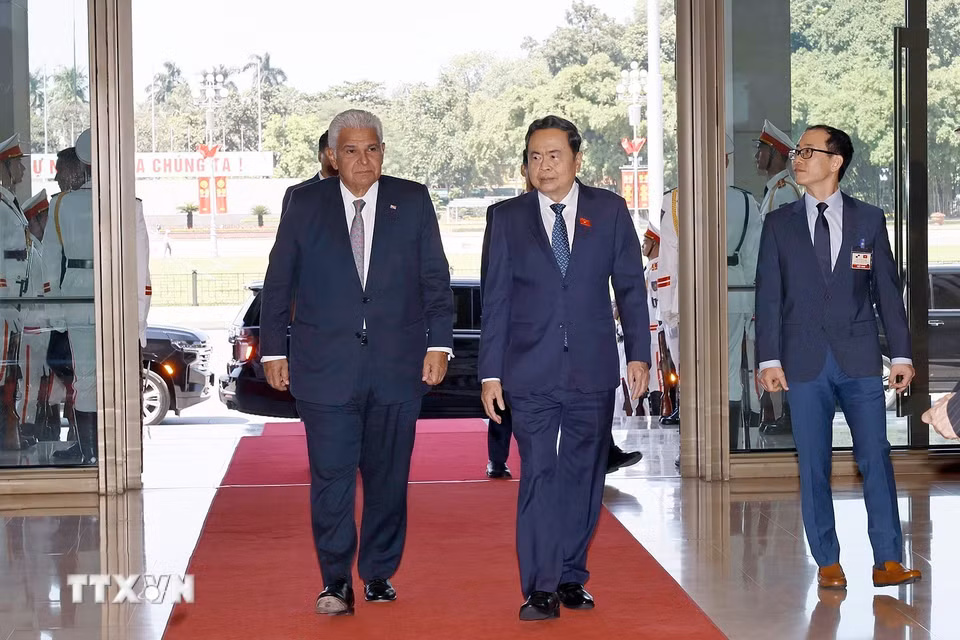 Chủ tịch Quốc hội Trần Thanh Mẫn đón Tổng thống Cộng hòa Panama José Raúl Mulino. (Ảnh: Doãn Tấn/TTXVN)